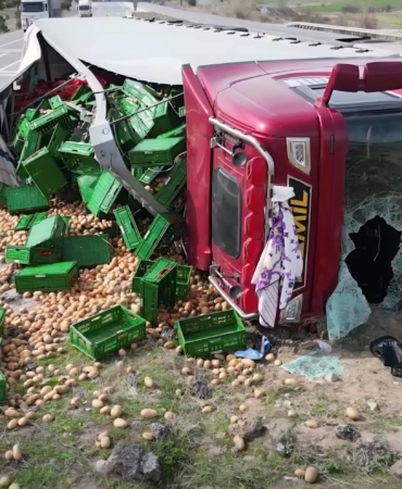Patates yüklü TIR devrildi: 3 yaralı