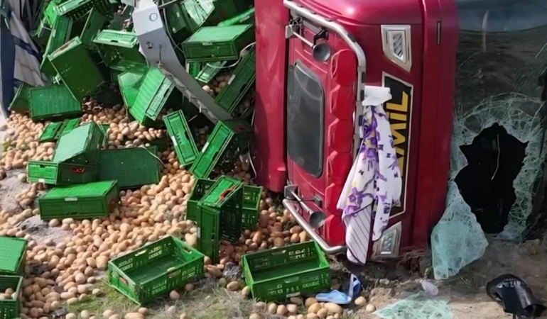 Patates yüklü TIR devrildi: 3 yaralı