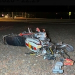 Motosikletiyle refüje çarptı