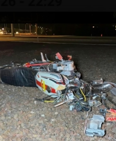 Motosikletiyle refüje çarptı