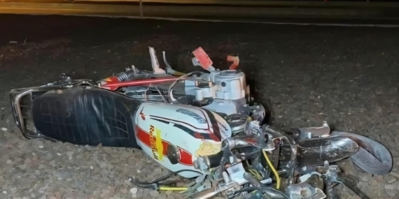 Motosikletiyle refüje çarptı