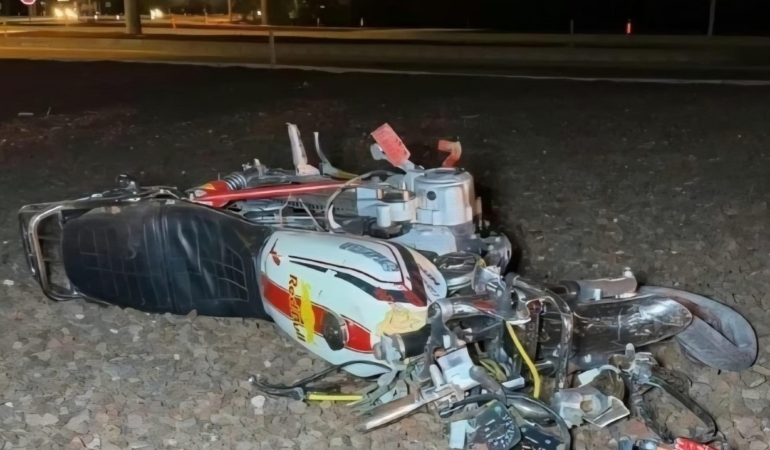 Motosikletiyle refüje çarptı