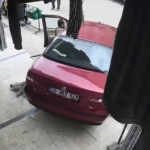 El freni çekilmeyen otomobil, mağazaya girmek üzereyken durduruldu