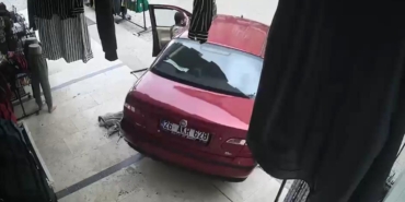 El freni çekilmeyen otomobil, mağazaya girmek üzereyken durduruldu
