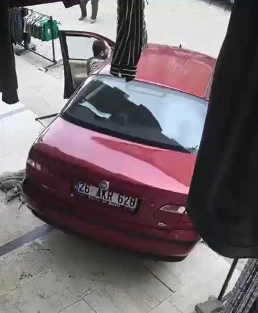 El freni çekilmeyen otomobil, mağazaya girmek üzereyken durduruldu