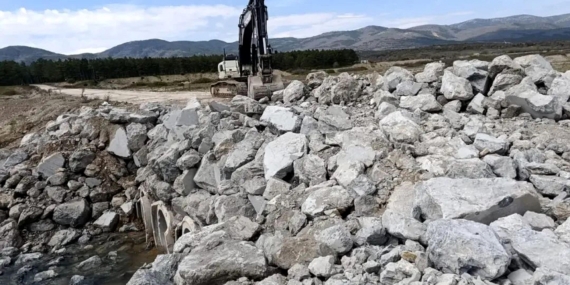 Yağış nedeniyle bozulan yol tamir edildi