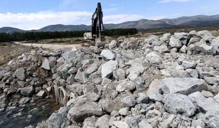 Yağış nedeniyle bozulan yol tamir edildi