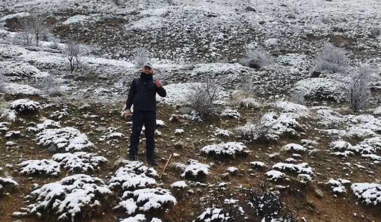 Çay’a nisanda kar sürprizi