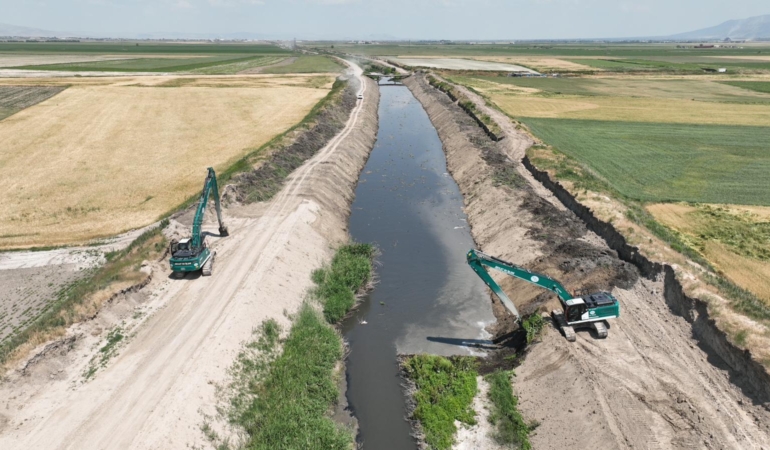 Akarçay’da su akışını kesen bent yıkıldı