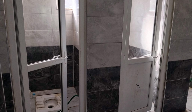 Cami tuvaleti tahrip edildi