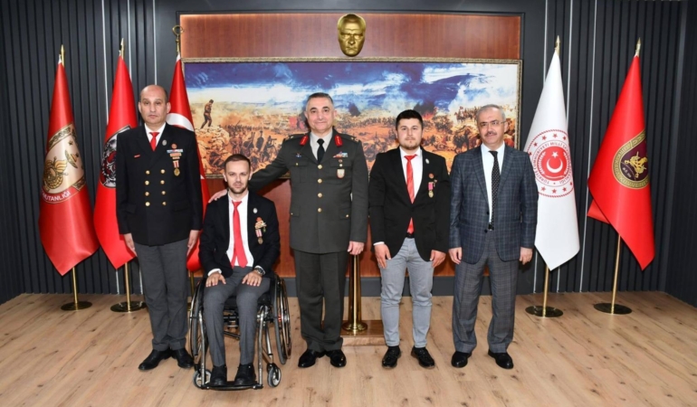 2 gaziye ‘malul’ rozeti