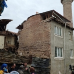 Ahşap binanın arka kısmı çöktü
