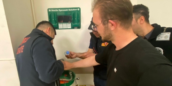 Parmağındaki yüzüğü itfaiye keserek çıkardı