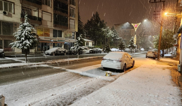 Afyonkarahisar’da 11 ilçede eğitime ‘kar’ engeli; ulaşımda aksamalar yaşandı