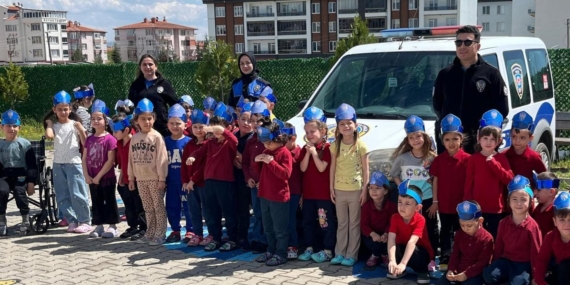 Polisten anaokulu öğrencilerine eğitim