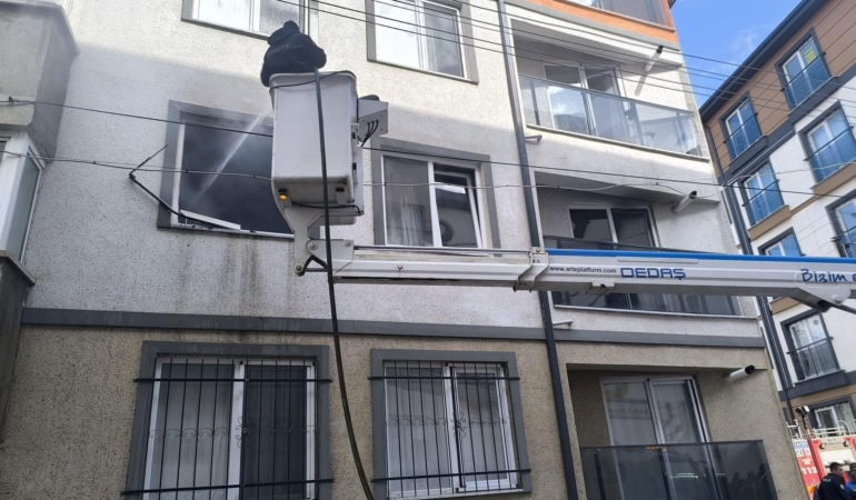 Dairede yangın çıktı 4 çocuk son anda kurtuldu