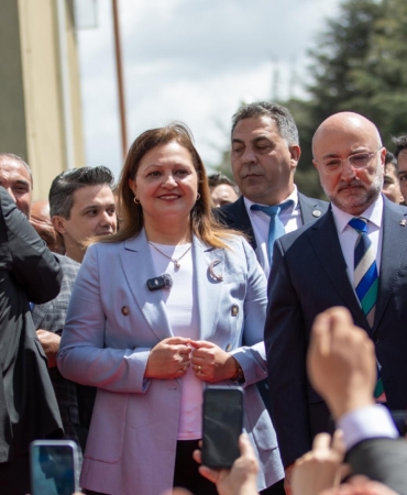 AK Parti’ye geçen Burcu Köksal’a, Afyonkarahisar Belediyesi önünde mehterli karşılama