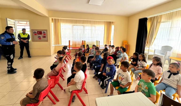 Polisten öğrencilere eğitim
