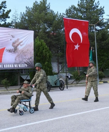 47 engelli 1 günlüğüne asker oldu