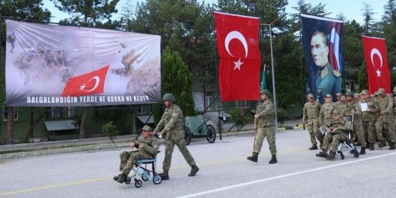 47 engelli 1 günlüğüne asker oldu