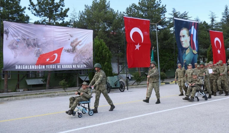 47 engelli 1 günlüğüne asker oldu