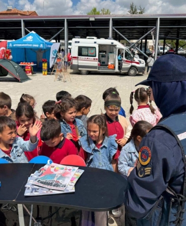 Jandarmadan çocuklara hediye