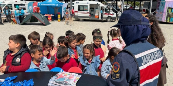 Jandarmadan çocuklara hediye