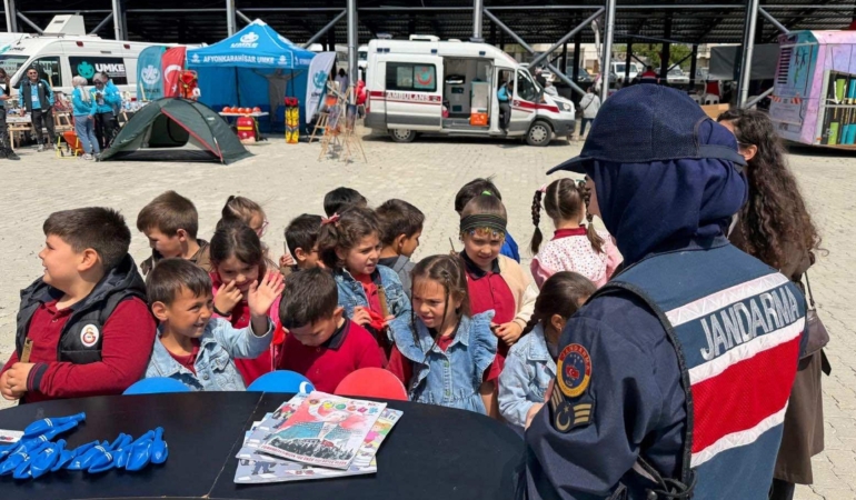 Jandarmadan çocuklara hediye