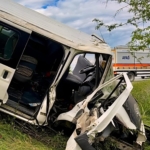 Minibüs ağaca çarptı: 2 yaralı