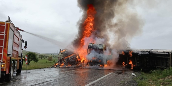 TIR’lar kafa kafaya çarpışıp alev aldı; şoförleri ağır yaralandı