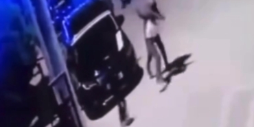 Oğlunun kavga ettiği çocuğu öldüresiye dövdü, o anlar kamerada