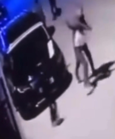 Oğlunun kavga ettiği çocuğu öldüresiye dövdü, o anlar kamerada