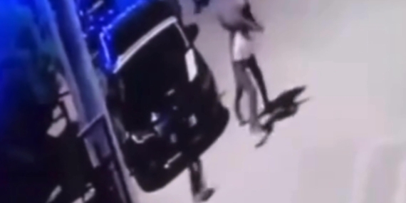 Oğlunun kavga ettiği çocuğu öldüresiye dövdü, o anlar kamerada