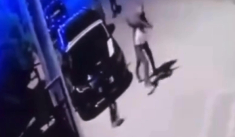 Oğlunun kavga ettiği çocuğu öldüresiye dövdü, o anlar kamerada