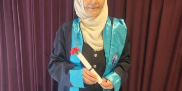 65 yaşında üniversiteden mezuniyet sevinci yaşadı