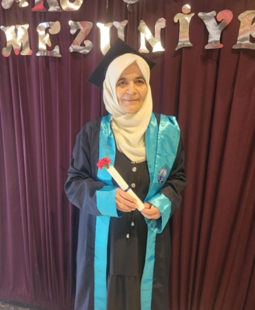 65 yaşında üniversiteden mezuniyet sevinci yaşadı