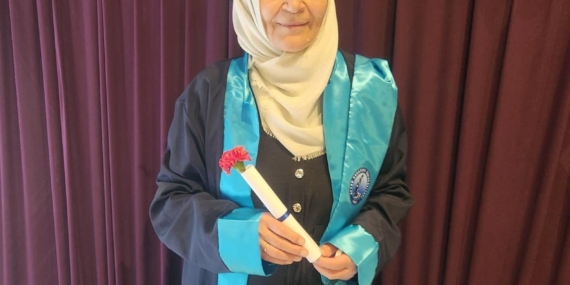 65 yaşında üniversiteden mezuniyet sevinci yaşadı