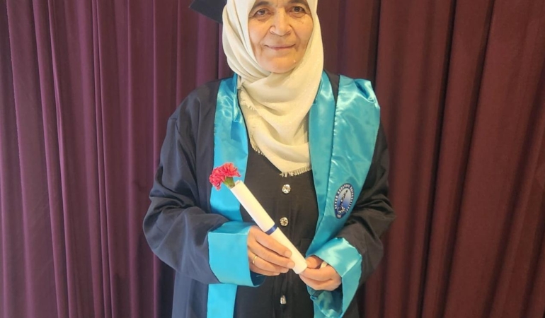 65 yaşında üniversiteden mezuniyet sevinci yaşadı