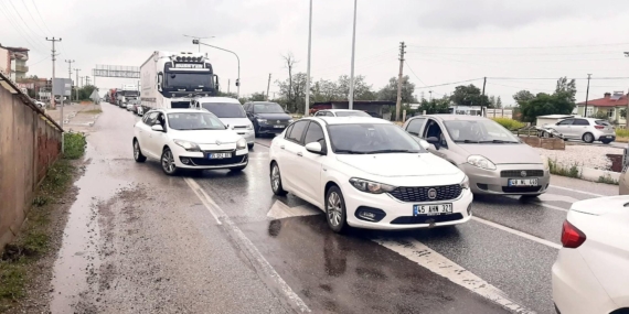 Çay Dörtyol kavşağında bayram tatili yoğunluğu
