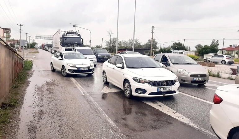 Çay Dörtyol kavşağında bayram tatili yoğunluğu