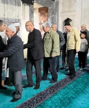 Vali Aktaş, camide bayramlaştı
