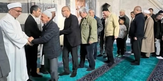 Vali Aktaş, camide bayramlaştı