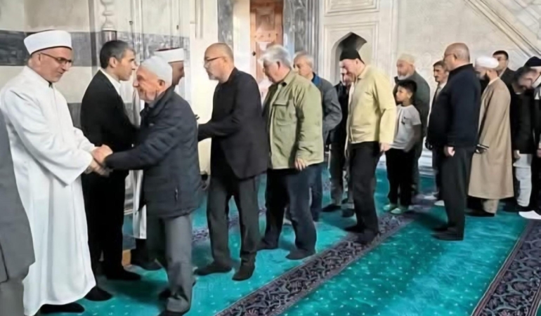 Vali Aktaş, camide bayramlaştı
