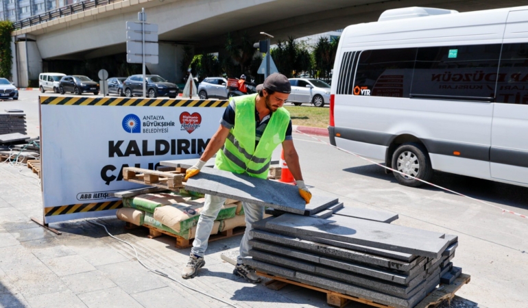 Antalya’da Kaldırım ve Peyzaj Yenileme Başladı